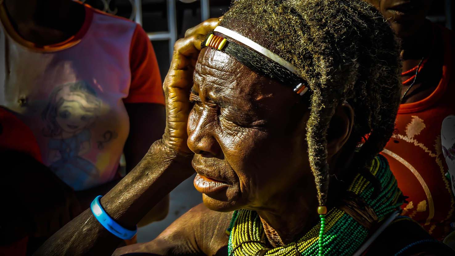 Profil einer alten afrikanischen Frau, einer Beschneiderin