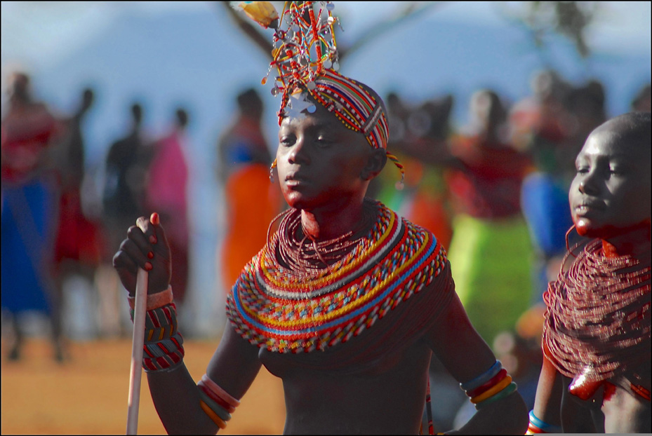 Ein Samburu Mädchen, geschmückt mit Perlen und einem edlen Kopfschmuck, tanzt den Brauttanz. Sie ist eine Kinderbraut von etwa 12 Jahren.