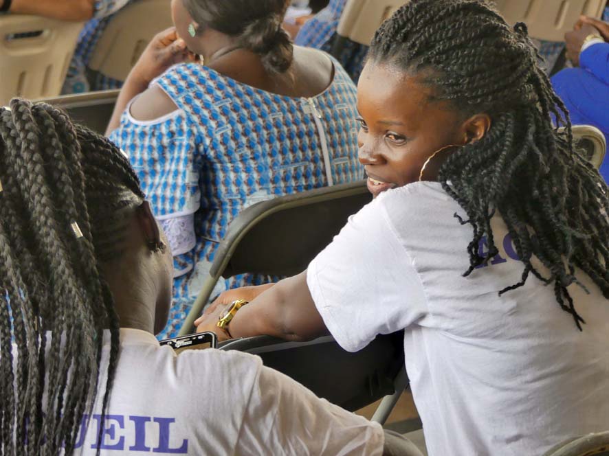 Junge Frauen sitzen in einer Klasse zur Kompetenzbildung.
