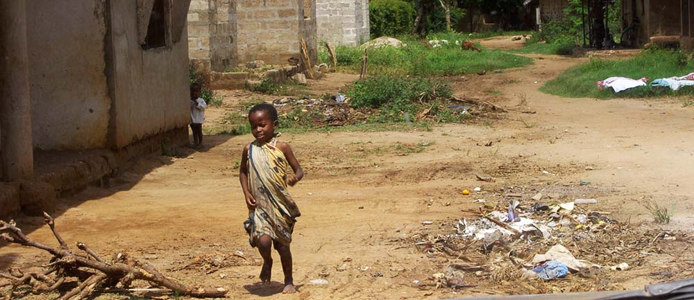 Ein kleines afrikanisches Mädchen flüchtet aus ihrem Dorf.