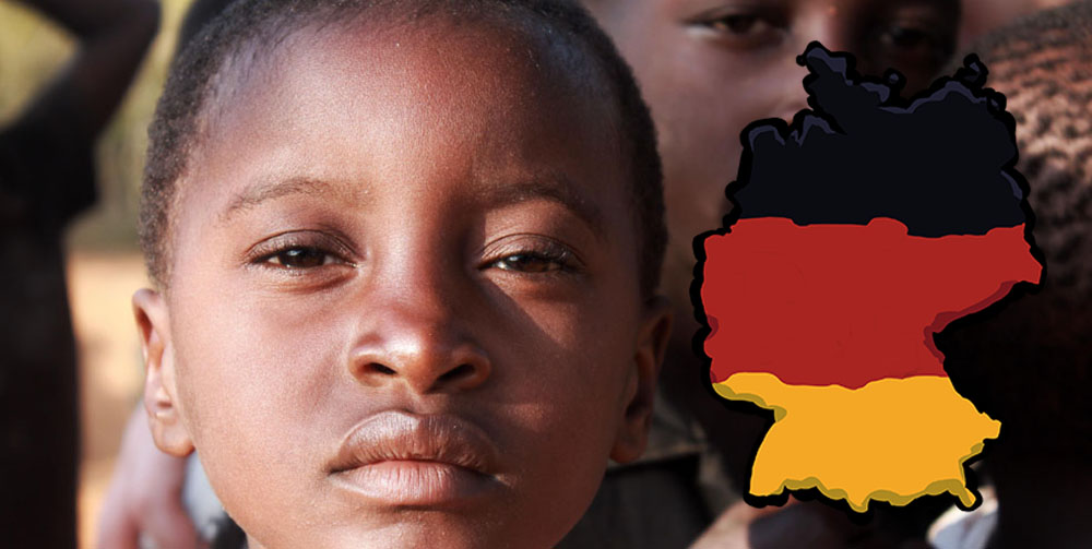 Das traurige Gesicht eines jungen afrikanischen Mädchens. Daneben die Umrisse von Deutschland mit den Farben der Deutschen Flagge.