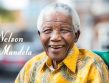 Nelson Mandela, in einem gelben Hemd, wie er fröhlich lacht.