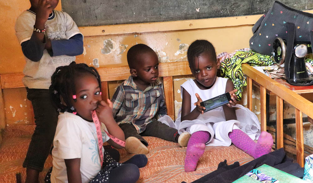 Kleine, 2jährige Kinder, Afrika, die auf einer Matraze sitzen.