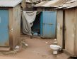 Unhygienische Toilettenanlagen in einem Slum.