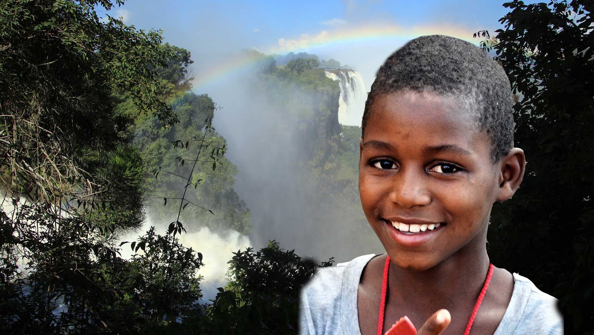 Lächelndes Kind vor Wasserfall und Naturkulisse
