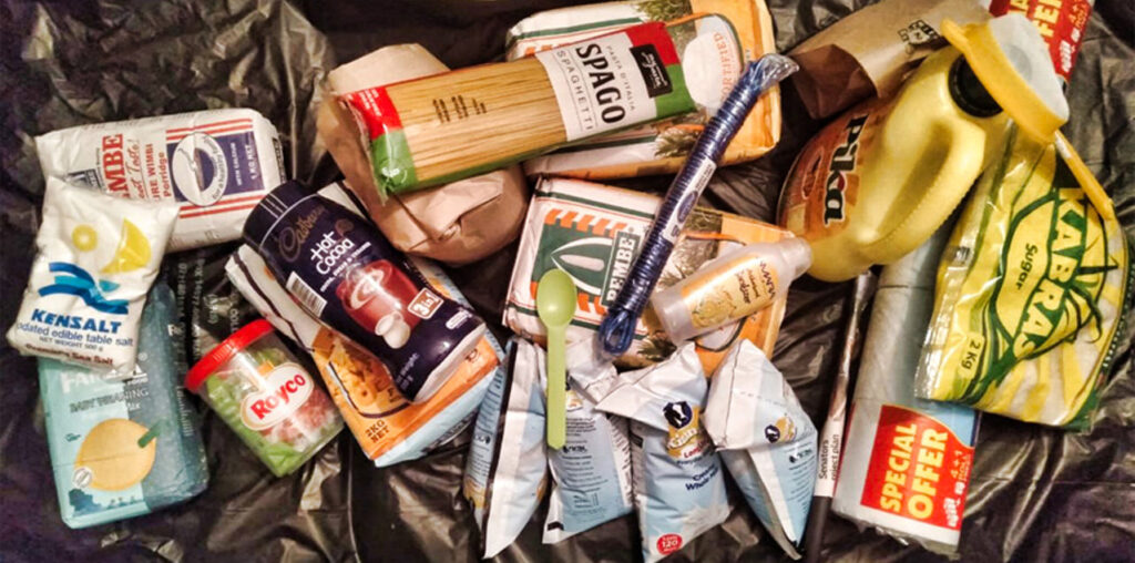 Der Inhalt einer FoodBox von oben: Mehl, Reis, Nudeln, Speiseöl, Salz, Tee, Zucker, Seife und weitere Grundnahrungsmittel.