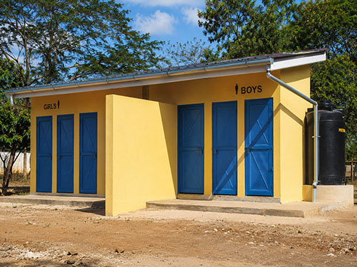 Neue Toilette mit Wasserspeicherung für St. Josphes, Kenia