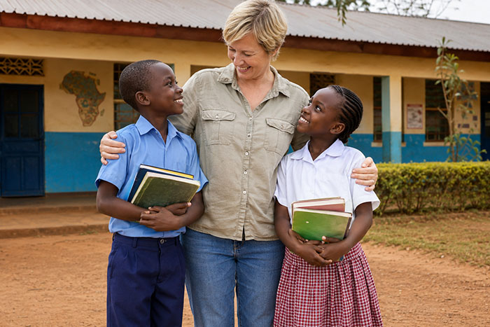 Eine Patin besucht ihre beiden Patenkinder in Afrika.