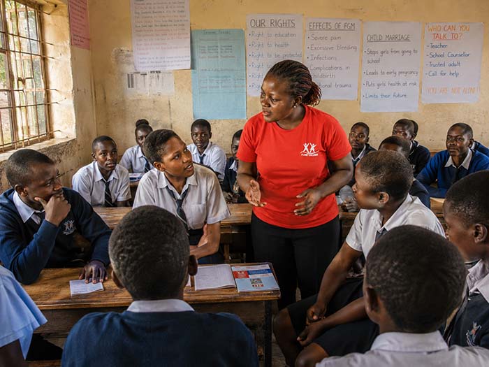 Aufkl&auml;rungsunterricht zu FGM und Kinderheirat mit M&auml;dchen und Jungen an einer Schule in Afrika.