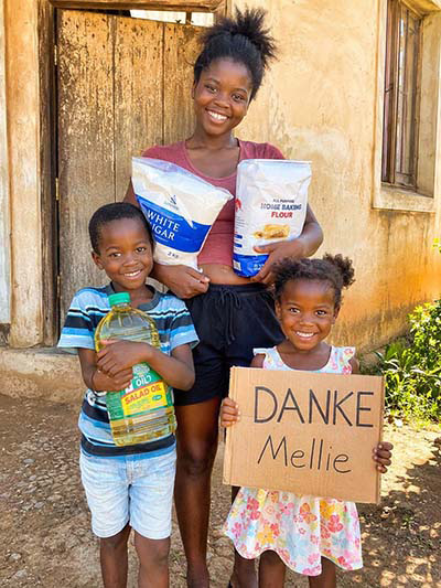 Mutter mit Kindern hat ein Lebensmittelpaket erhalten.