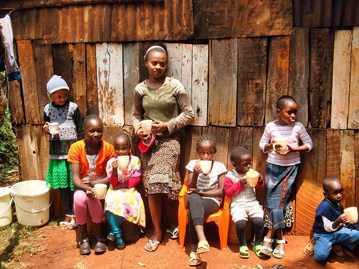 Kinder erhalten eine Mahlzeit durch Lebensmittelhilfe in Afrika