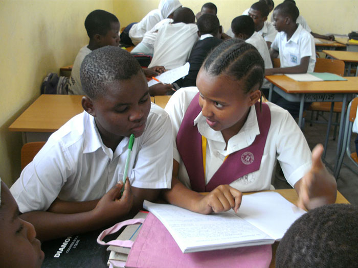 Schülerinnen und Schüler im Unterricht – Kinderpatenschaften ermöglichen Bildung in Afrika