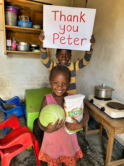 Zwei Kinder aus Afrika bedanken sich f&uuml;r die Lebensmittelshilfe.