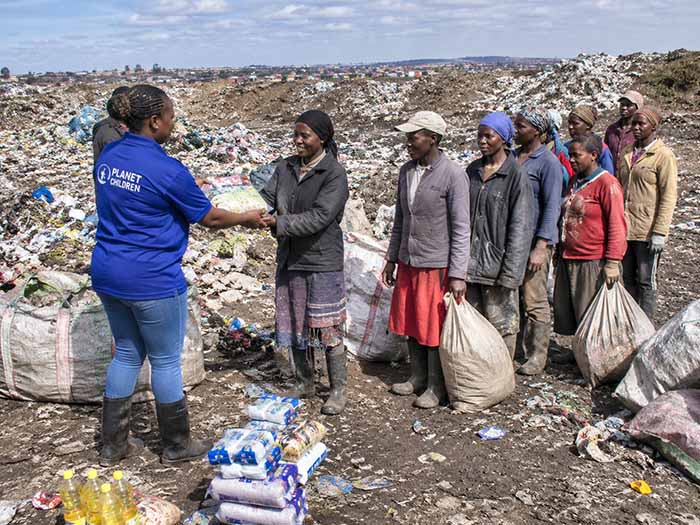Lebensmittelhilfe f&uuml;r Frauen und Familien auf einer M&uuml;lldeponie in Kenia