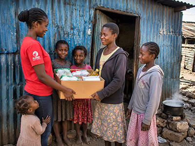 &Uuml;bergabe einer FoodBox mit Lebensmitteln an Stra&szlig;enkinderm&auml;dchen in Afrika
