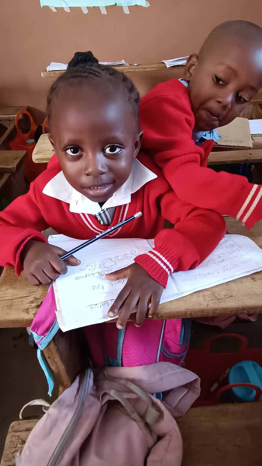 Mädchen lernt im Klassenzimmer – Mädchenförderung für bessere Zukunftschancen in Afrika.