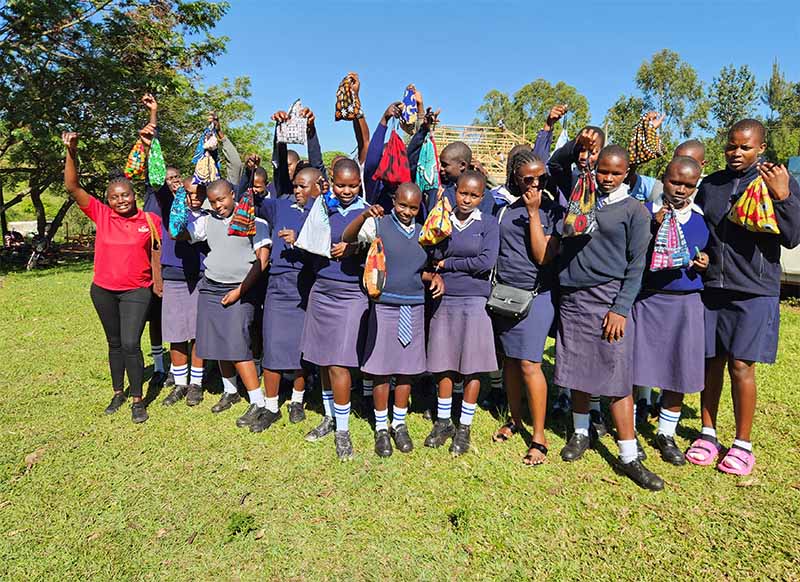Schülerinnen in Kenia mit Menstruationsprodukten zur Unterstützung ihrer Bildung und Menstruationsgesundheit. 