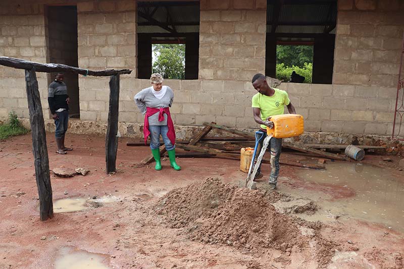 Bau neuer Klassenräume an einer Schule in Afrika – Arbeiten an der Schulinfrastruktur.