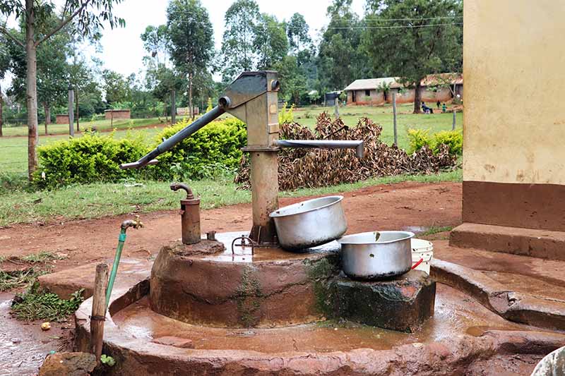 Brunnen zur Wasserversorgung einer Schule in Afrika als Teil der schulischen Infrastruktur.
